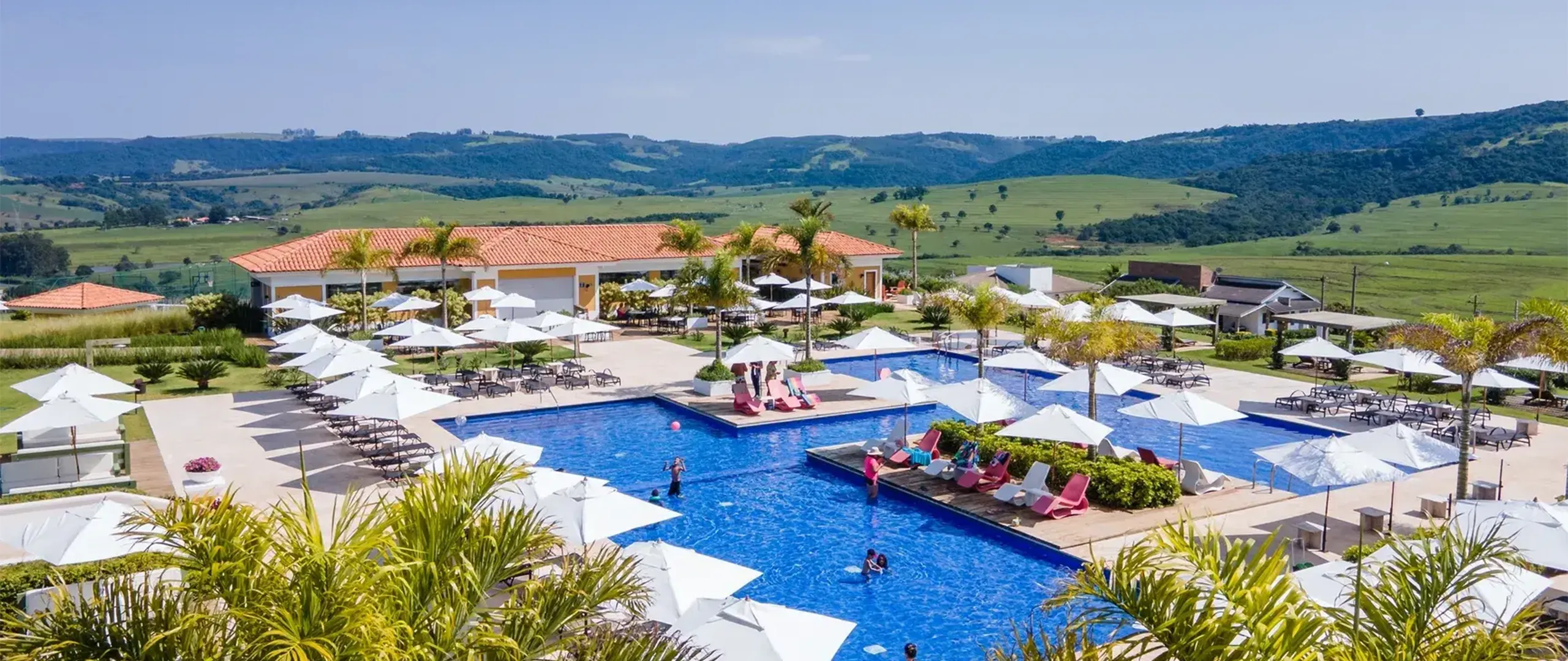 Clube de padrão resort com piscinas